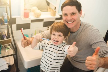 Genç Baba oğluyla diş fırçalama