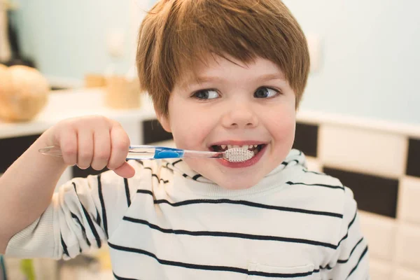 Niño pequeño cepillándose los dientes — Foto de Stock