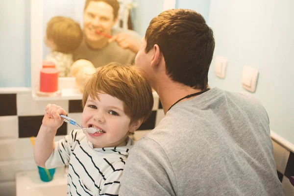Young father with his son brushing teeth — Stock Photo, Image