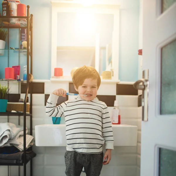 Kleiner Junge beim Zähneputzen — Stockfoto