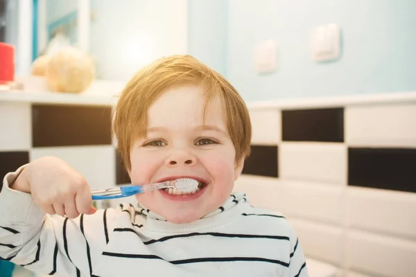 Niño pequeño cepillándose los dientes — Foto de Stock