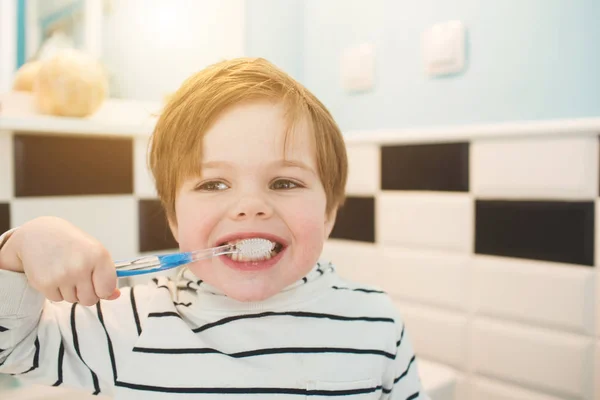 Little boy brushing teeth — Stock Photo, Image