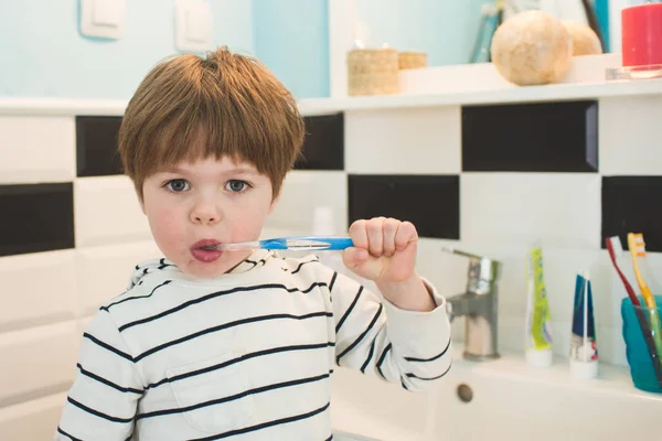 Little boy brushing teeth — Stock Photo, Image