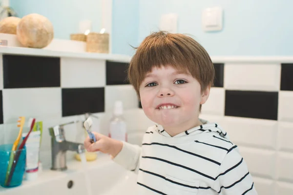 Little boy brushing teeth — Stock Photo, Image