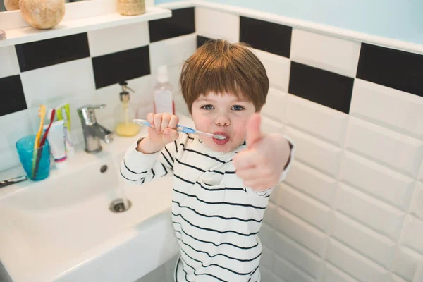 Little boy brushing teeth — Stock Photo, Image