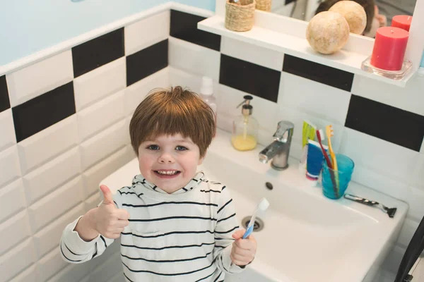 Little boy brushing teeth — Stock Photo, Image