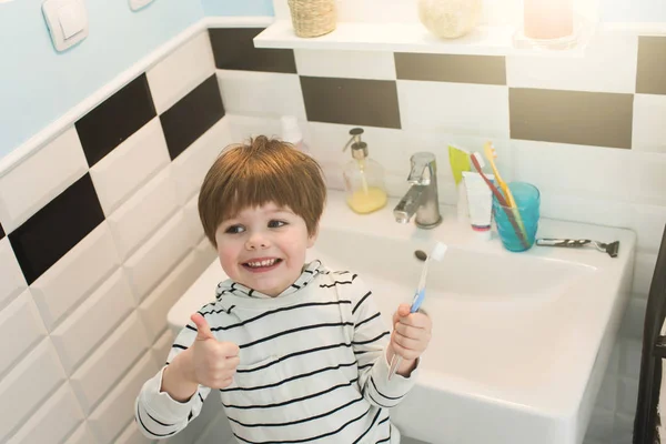 Little boy brushing teeth — Stock Photo, Image