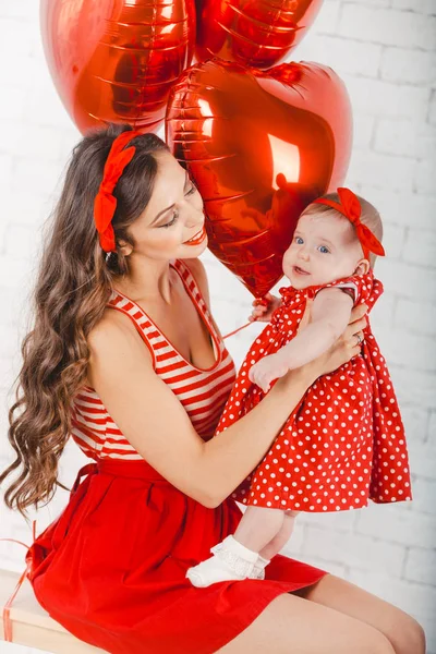 Felice giovane famiglia madre e figlia in posa in studio . — Foto Stock