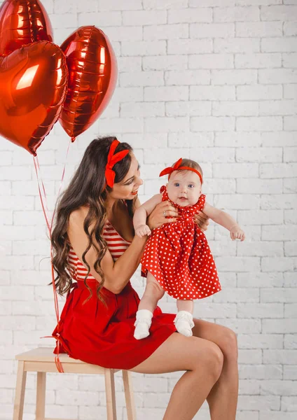 Felice giovane famiglia madre e figlia in posa in studio . — Foto Stock