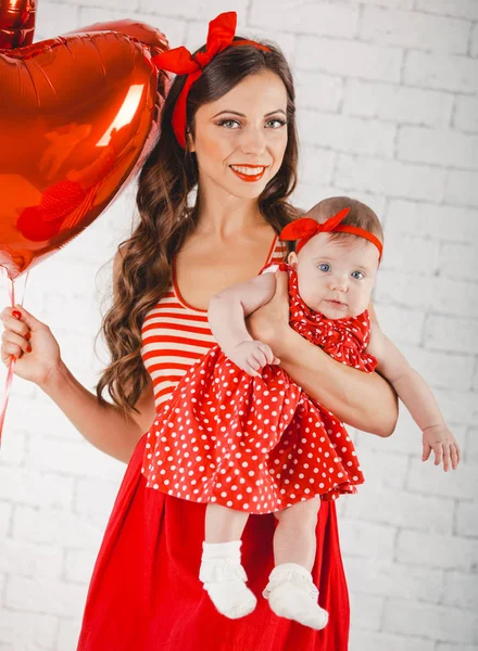 Jovem família feliz mãe e filha posando em estúdio . — Fotografia de Stock