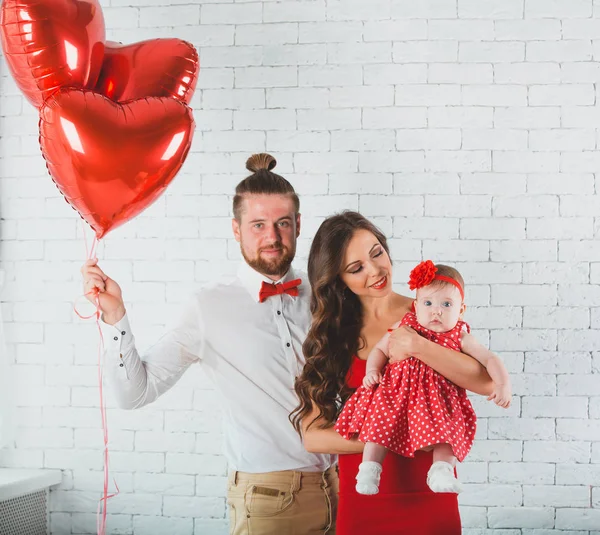 Glückliche junge Familienmutter, Vater und Tochter posieren im Studio. — Stockfoto