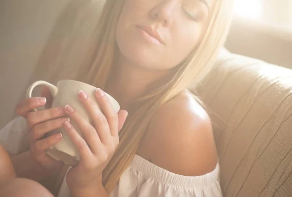 Vackra Unga Leende Kvinna Avkopplande Soffan Vardagsrummet Medan Njuter Kaffe — Stockfoto