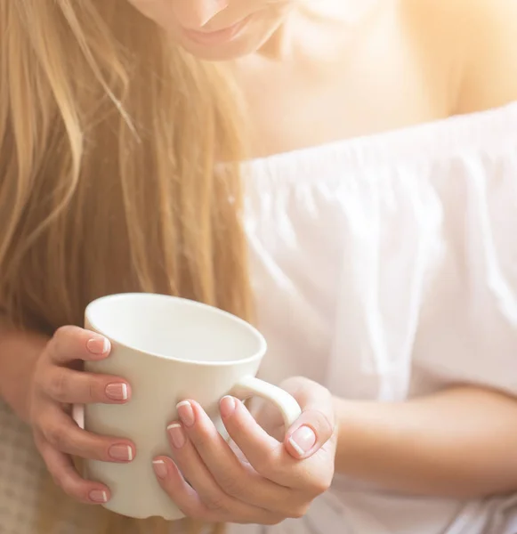 Vackra Unga Leende Kvinna Avkopplande Soffan Vardagsrummet Medan Njuter Kaffe — Stockfoto