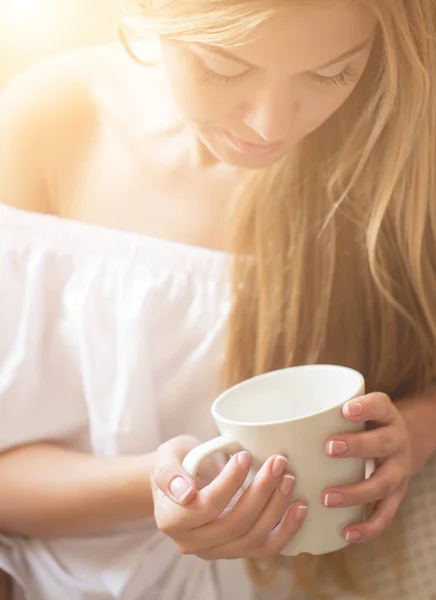 Vackra Unga Leende Kvinna Avkopplande Soffan Vardagsrummet Medan Njuter Kaffe — Stockfoto