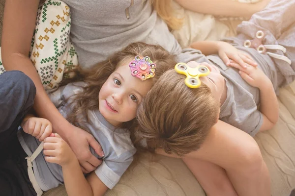 Famiglia Felice Che Gioca Insieme Bambini Con Filatrice — Foto Stock