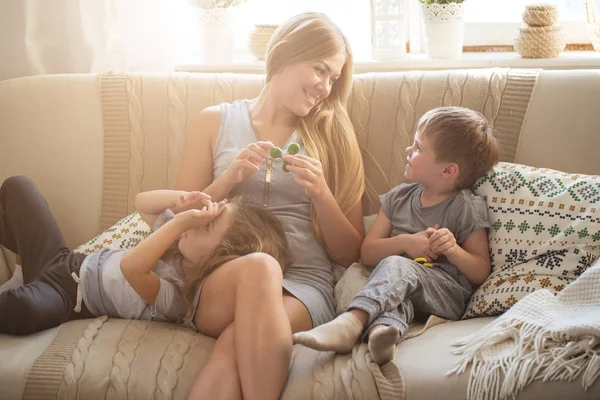 Gelukkige Familie Samenspelen Kinderen Met Spinner — Stockfoto