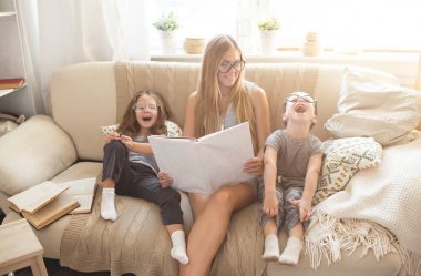 Mutlu aile birlikte öğrenme. Çocuk kitapları ile