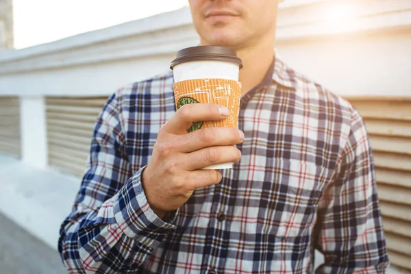 Homme Souriant Avec Des Lunettes Soleil Tenant Une Tasse Café — Photo