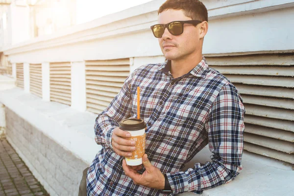 Glimlachende Man Met Zonnebril Kopje Koffie Houden Tegen Muur — Stockfoto