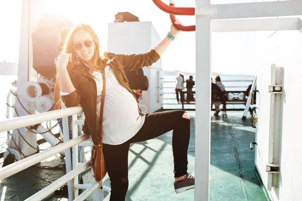 Mooie Jonge Zwangere Vrouw Portret Ferry Boot Luisteren Muziek Van — Stockfoto
