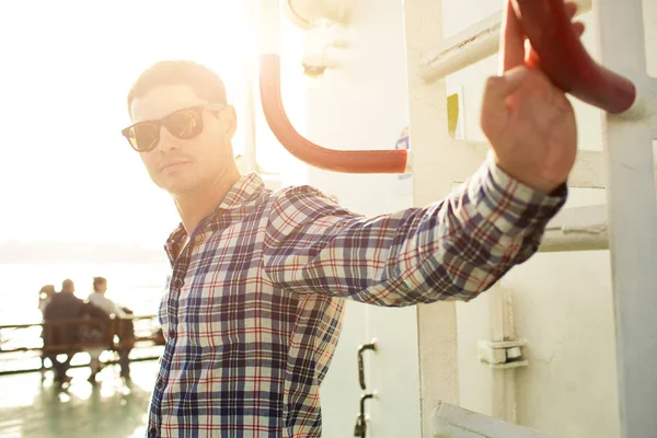 Homme Souriant Avec Des Lunettes Soleil Portrait Sur Ferry — Photo