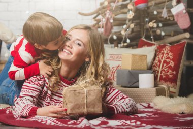 Mutlu anne ve oğlu yeni yıl Oda Noel ağacı arka planda portresi. Kartpostal için fikir