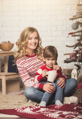 Mutlu anne ve oğlu yeni yıl Oda Noel ağacı arka planda portresi. Kartpostal için fikir