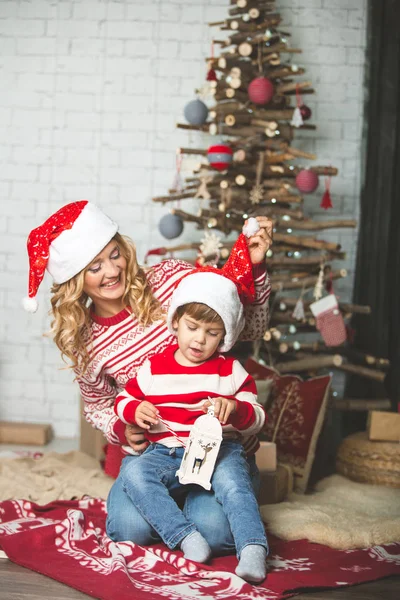 Portrait de mère et fils heureux sur le fond de l'arbre de Noël dans la salle du nouvel an. L'idée des cartes postales — Photo