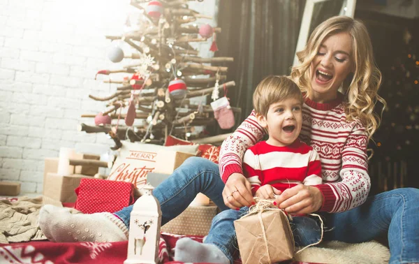 Portrait de mère et fils heureux sur le fond de l'arbre de Noël dans la salle du nouvel an. L'idée des cartes postales — Photo