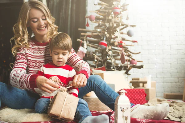 Portrait de mère et fils heureux sur le fond de l'arbre de Noël dans la salle du nouvel an. L'idée des cartes postales — Photo