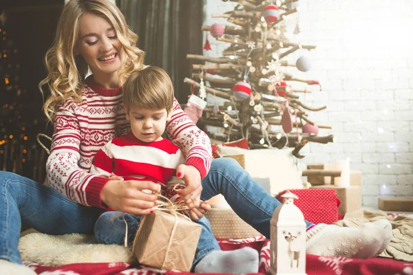 Πορτρέτο της ευτυχισμένη μητέρα και γιος σχετικά με φόντο το χριστουγεννιάτικο δέντρο στο δωμάτιο το νέο έτος. Η ιδέα για καρτ-ποστάλ — Φωτογραφία Αρχείου