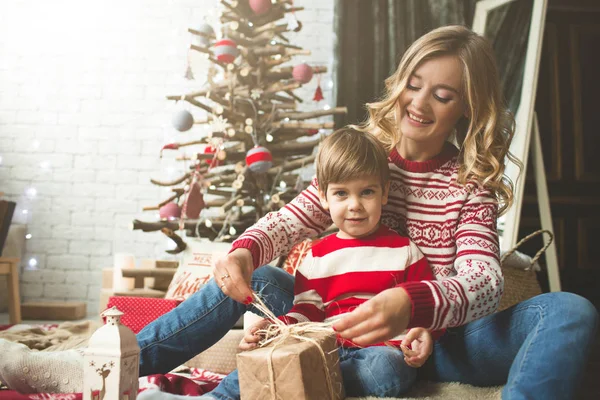 Portrait de mère et fils heureux sur le fond de l'arbre de Noël dans la salle du nouvel an. L'idée des cartes postales — Photo