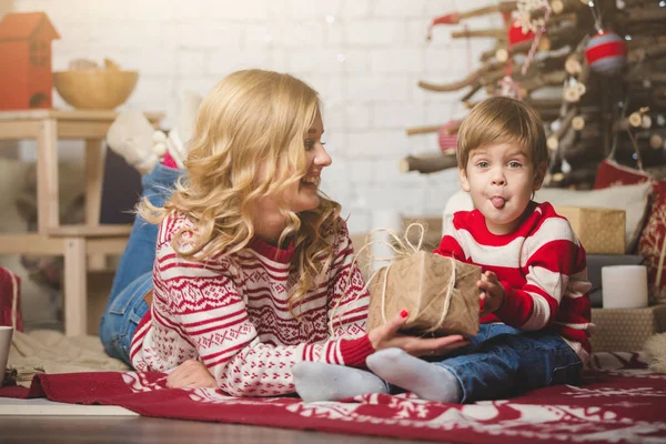 Portrait de mère et fils heureux sur le fond de l'arbre de Noël dans la salle du nouvel an. L'idée des cartes postales — Photo