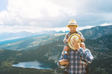 Baba ve oğul Rila Dağları Bulgaristan seyahat