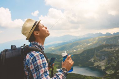 Gezgin içecekler su dağlarda