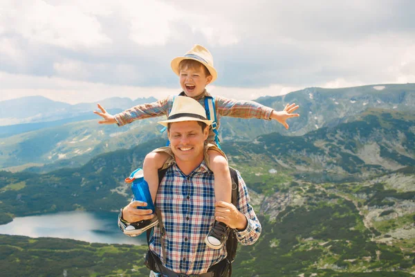 Padre e figlio in viaggio sulle montagne di Rila Bulgaria — Foto Stock