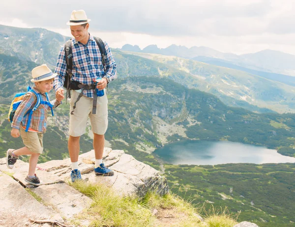 Baba ve oğul Rila Dağları Bulgaristan seyahat