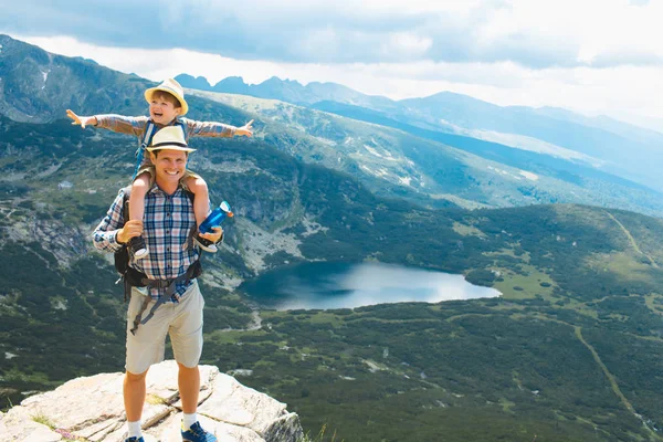 Отец и сын путешествуют в горах Рилы Болгария — стоковое фото