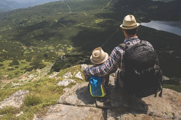 Père et fils voyageant dans les montagnes de Rila Bulgarie — Photo