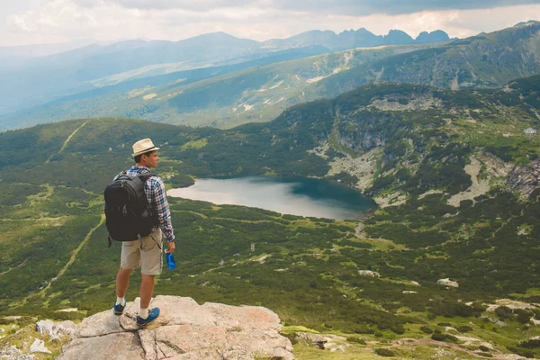 Voyageur dans les montagnes — Photo