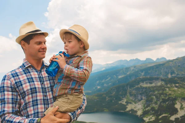 Padre e figlio in viaggio sulle montagne di Rila Bulgaria — Foto Stock