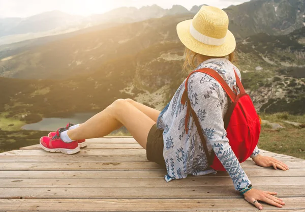 Chica viajando en las montañas de Rila Bulgaria — Foto de Stock