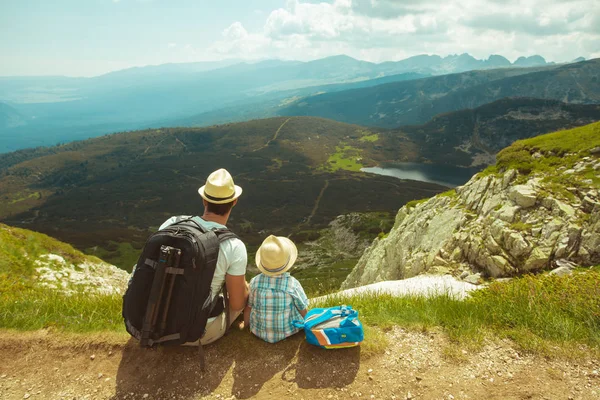 Otec a syn na cestách v pohoří Rila Bulharsko — Stock fotografie