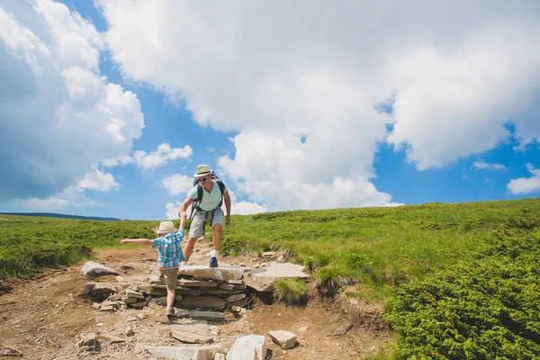 Père et fils voyageant dans les montagnes de Rila Bulgarie — Photo