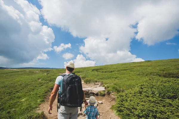 Padre e hijo viajando por las montañas de Rila Bulgaria — Foto de Stock