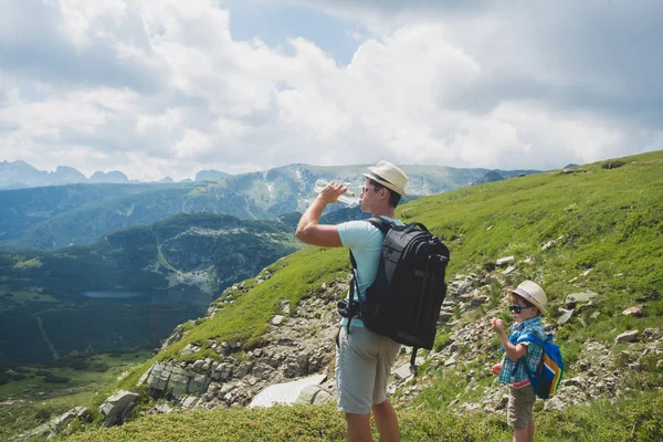 Pai e filho viajando em montanhas Rila Bulgária — Fotografia de Stock