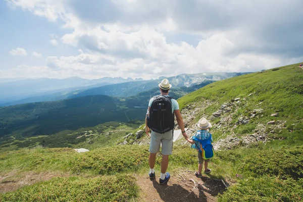 Père et fils voyageant dans les montagnes de Rila Bulgarie — Photo