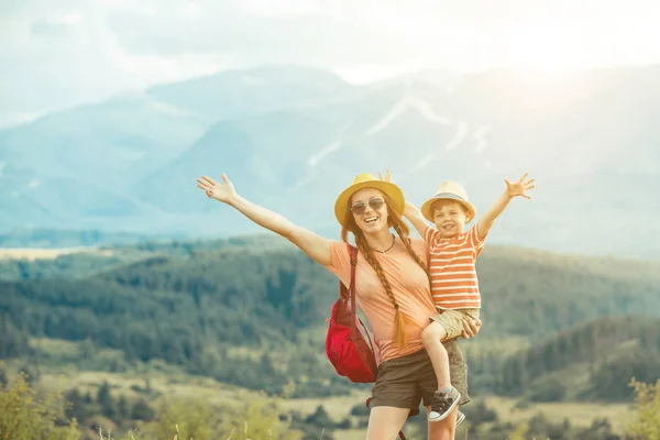 Familia que viaja en Rila montañas Bulgaria — Foto de Stock