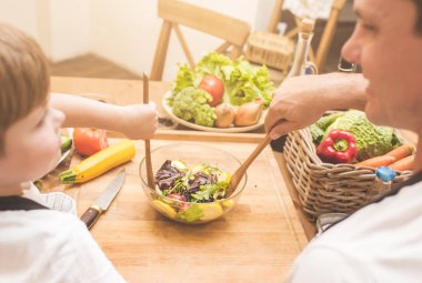 Baba oğlu ile pişirme