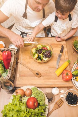 Baba oğlu ile pişirme